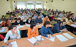 Un grupo de profesores asiste a un curso de formación en nuevas tecnologías. 