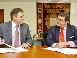 El consejero Armendáriz y el presidente de la CEN, durante la firma.