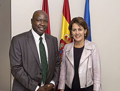 La Presidenta de Navarra y el embajador de Kenia en España
