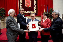 El presidente del Orfeón y otros integrantes de la coral posan con la Medalla de Oro de Navarra