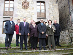 El consejero Catal&#225;n con representantes municipales de Ezcaroz y de la Mancomunidad de Aguas de Arratoz. 