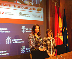 La directora general de Empresa, Begoña Urien, y la directora de CEIN, Carmen Leza, en la presentación de las Becas Emprendedor 