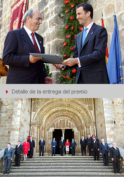 Imagen superior, detalle de la entrega. Imagen inferior: los Príncipes posan con el Gobierno ante la iglesia.