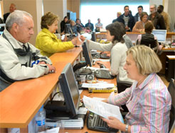 Contribuyentes realizando la declaración de la Renta 2008.