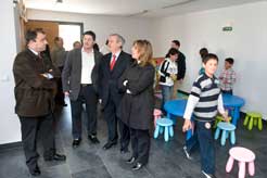 Foto 2.-Los vecinos de Zariquiegui inauguran la nueva casa del concejo