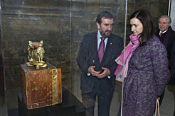 La ministra contempla el corazón  de Carlos II el Malo en la exposición de cartularios. 