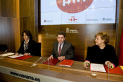 De izda. a dcha. la alcaldesa Barcina, el consejero Miranda y la directora del Instituo Cervantes.