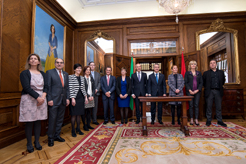 La Presidenta Barkos y el lehendakari Urkullu, con representantes de sus respectivos gobiernos.