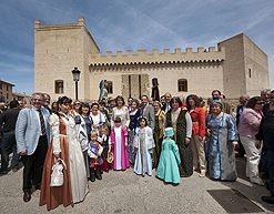 La Presidenta, tras la inauguración del castillo de Marcilla, con vecinos vestidos de época.