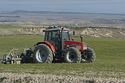 Un tractor trabajando en un campo de la Ribera