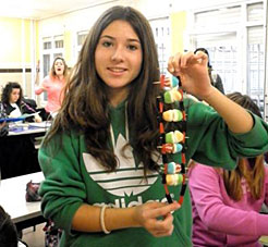 Una alumna con una cadena de ADN