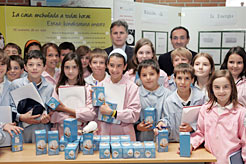 El consejero Armendáriz ha entrega bombillas a los alumnos de San Cernin.