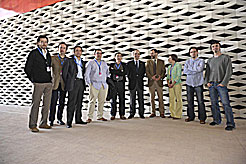 Foto de familia del consejero Catalán, la directora del Pabellón de Navarra y el equipo que ha diseñado y construido el Pabellón