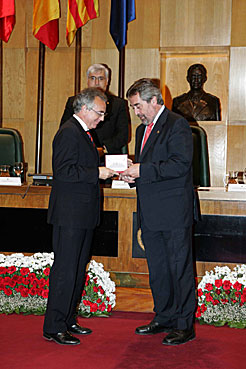 el alcalde de Zaragoza, Juan Alberto Belloch, entrega la medalla a Miguel Sanz