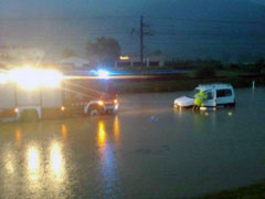 Furgoneta atrapada por el agua en la Autovía de la Barranca