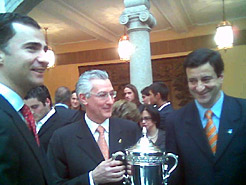 El Principe Felipe, junto al consejero Palacios y Javier Trigo