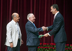El Príncipe entrega el premio Príncipe de Viana de Atención a la Dependencia a CEOMA.
