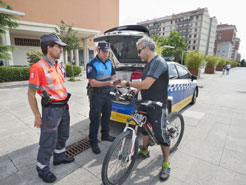 Un ciclista con policía local y foral