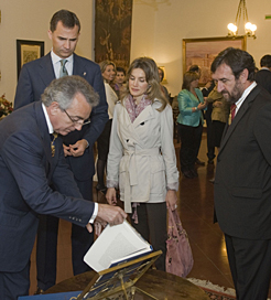 El Presidente Sanz entrega un ejemplar del libro 'San Miguel de Corella' a S.A.R. los Príncipes