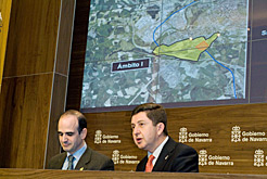 El portavoz del Gobierno, Alberto Catalán (izda), y el consejero Miranda, durante la primera rueda de prensa en la nueva sala.