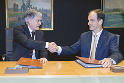 El diputado alavés de Hacienda y Finanzas, José Luis Cimiano, con el director gerente de la Hacienda Navarra, Luis Esáin.