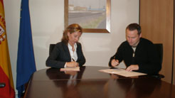 La consejera Alba y el alcalde de Villatuerta firman un convenio de colaboración
