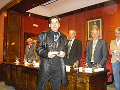 Joaquin Ganuza recibe la mención especial de los premios El Batefuegos de Oro 2010
