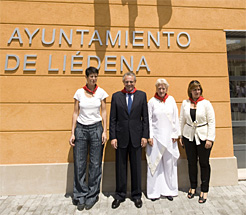Sáiz, Sanz, Olleta y Salanueva, junto a la nueva casa consistorial de Liédena