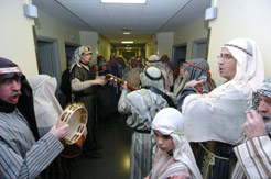 Los pastores de Belen cantan un villancico en el Hospital Virgen del Camino