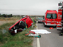 Los servicios de emergencias del Gobierno de Navarra atiende el accidente de tráfico