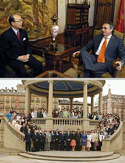 Arriba, reunión del Presidente Sanz con el gobernador Nii. abajo, la delegación nipona en la Plaza del Castillo de Pamplona.