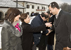 El Príncipe Felipe saluda a la consejero de Cultura de Asturias