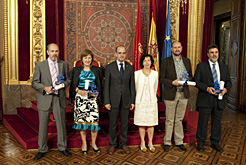 Catalán y Aranaz junto con los directores de los centros distinguidos.