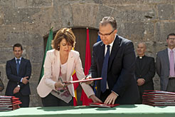 La Presidenta de Navarra y el alcalde de Pamplona suscriben el convenio de colaboración.