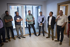 De derecha a izquierda en la vivienda presentada: el director gerente de Nasuvinsa, José Mª Aierdi, el vicepresidente Laparra y arquitectos participantes en el proyecto.