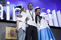 El ganador de la medalla de oro en Diseño Gráfico, Diego Escribano, con otros compañeros de podio
