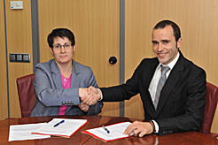 La consejera Sanzberro firma un convenio con el director del CNTA-Laboratorio del Ebro