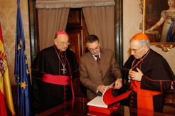 El Cardenal Rouco Valera ha firmado en el Libro de Oro de Navarra.