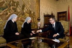 El Presidente Sanz entrega el cheque a la hermana superiora, Sor Pilar, en presencia de la hermana Sor Roc&#237;o