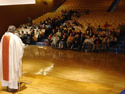 misa celebrada por Javier Rotellar, capellán del Centro Psicogeriátrico San Francisco Javier