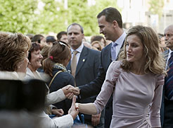Don Felipe de Borbón y doña Letizia Ortiz saludan a los ciudadanos congregados en el exterior de Baluarte