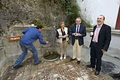 Salanueva, Sanz y Rekalde prueban el agua del manantial Iturri Santu
