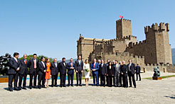 Las autoridades civiles y religiosas posan con los Príncipes de Asturias y de Viana, frente al castillo de Javier