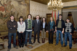 El Presidente Sanz y la consejera García Malo, con los representantes del Consejo Navarro de la Juventud