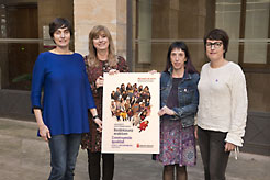 De izquierda a derecha: Nerea Álvarez, Ana Ollo, Mertxe Leranoz y Geno Ochando, con el cartel de la campaña.