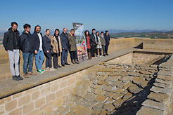 El vicepresidente Ayerdi con representantes del Ayuntamiento de Artajona y personal de Turismo.