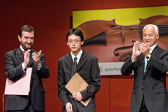 El ganador del primer premio Yu-Chen Tseng con el consejero Juan Ramón Corpas y el presidente del jurado Vladimir Spivakov.
