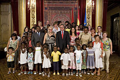 El Presidente Sanz y los ni&#241;os y ni&#241;as de Guinea