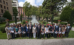 Las autoridades y los estudiantes becados en el jardín del Palacio de Navarra. 