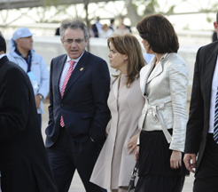 El Presidente Sanz, acompañado de Soraya Sáenz de Santamaría, entrando al acto inaugural de la Expo 2008